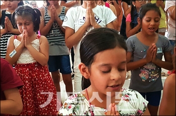 여름성경학교에 참석한 아이들이 간절히 기도하고 있다.