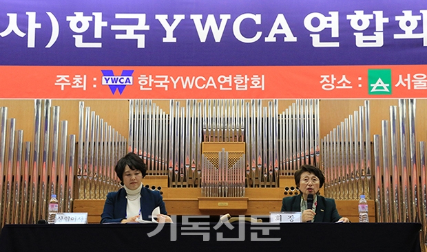 한국YWCA 한영수 회장(오른쪽)이 정기총회에서 2019년 사업계획을 밝히고 있다.