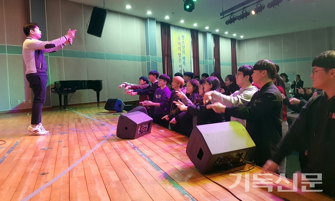새벽이슬선교회 주최 청소년 원데이 비전캠프에서 찬양사역자 김브라이언이 인도하는 콘서트가 진행되는 모습.