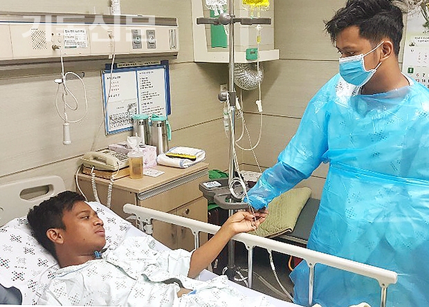 전주 예수병원과 국제의료협력단의 도움으로 신장회복 수술을 받고 회복을 기다리는 캄보디아인 셈 찬(사진 왼쪽)과 셈 쏙 형제.
