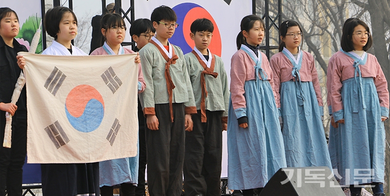 군산 3·1절 100주년 기념행사에서 지곡초등학교 학생들이 <그 날의 함성>이라는 제목의 연극을 공연하고 있다.