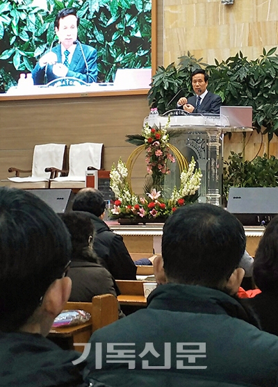 신천지 실상교리 반증자료를 만든 진용식 목사가 지난 2월 1차 세미나에서 강의하고 있다.