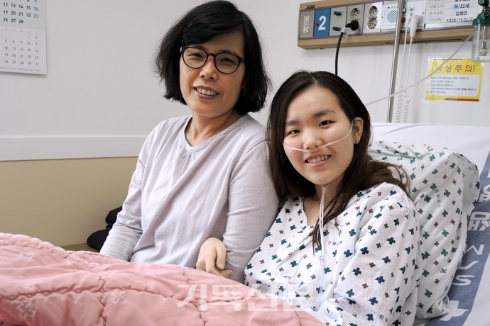 김예경 양(오른쪽)과 어머니 서은영 선교사. 예경 양은 3월 8일 퇴원했으며, 당분간 재활치료를 받을 예정이다.