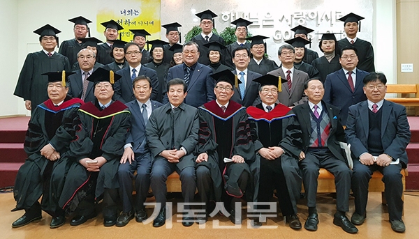 서울신학교 졸업식이 2월 23일 서울신학교 대예배실에서 열렸다. 순서자와 졸업생들이 자리를 함께 했다.