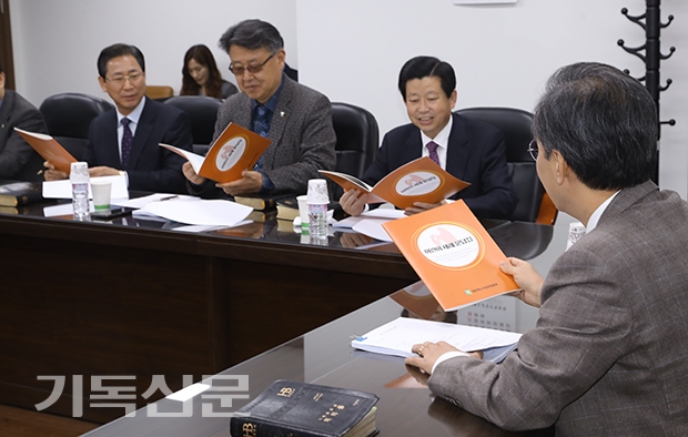 총회장 이승희 목사(오른쪽)가 총회임원회에서 어린이 세례 기본 매뉴얼을 설명하고 있다. 권남덕 기자 photo@kidok.com
