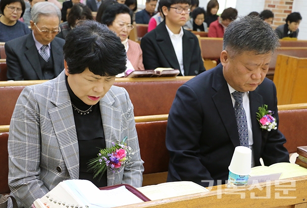김종곤 김정숙 선교사가 16일 파송식에서 기도하고 있다.