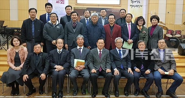 지난 2월 창립총회로 조직된 대구·경북CE협의회 동지회 회원들이 첫 실행위로 모여 기념행사를 갖고 있다.
