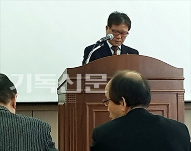 영남지역장로회 실행위원회에서 수석부회장 김봉중 장로가 회의를 이끌고 있다.