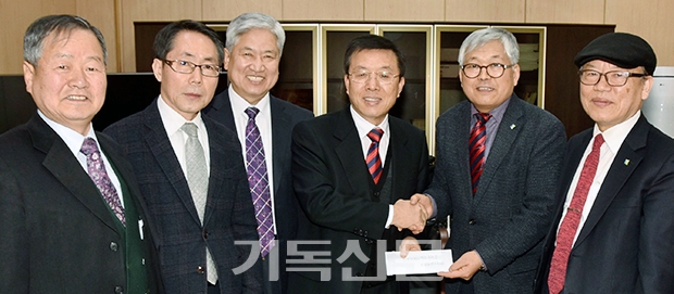 함동노회장로회연합회 회장 이종일 장로가 총신대 운영이사장 송귀옥 목사(왼쪽 네 번째)에게 발전기금을 전달하고 있다.