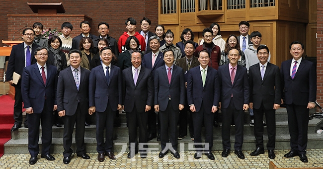 가장 먼저 3월 10일 출범한 서울권역 출범예배(사진 아래)에서 화종부 목사와 임원들이 인사하고 있다.