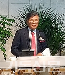 박재신 목사가 전주시성시화운동본부 대표회장 취임사를 하고 있다.