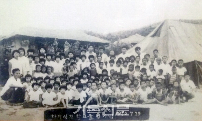 1960년 7월 29일 천막예배당 앞에서 촬영한 풍산제일교회 하기성경학교 졸업기념 사진. 맨 왼쪽이 교회설립 당시 부지를 헌납한 이찬영 집사이고, 맨 오른쪽 앉은 학생이 이호영 장로이다.