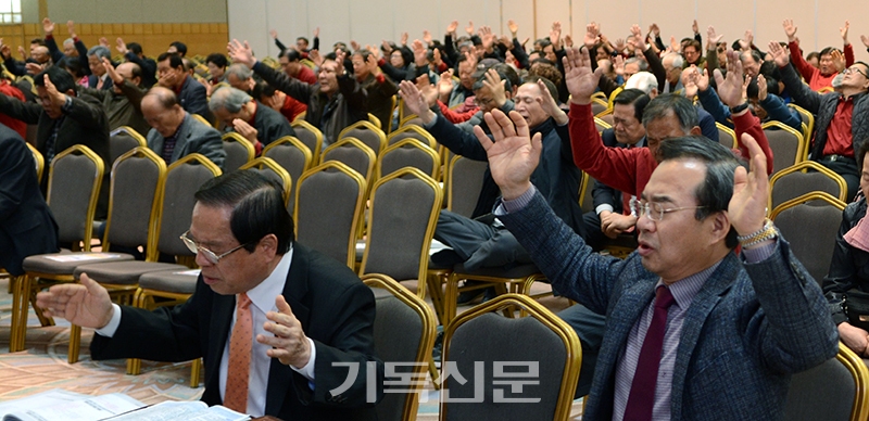 전국남전도회연합회 회원들이 2019 전도훈련대회에서 나라와 민족을 위해서 간절히 기도하고 있다.