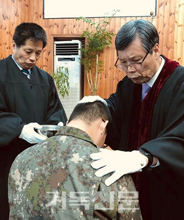 총회군선교사회 회장 신종국 목사가 훈련병에게 세례를 베풀고 있다.