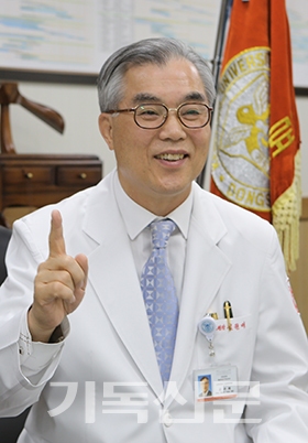 120년 만에 새로운 제중원 탄생을 최일선에서 이끈 김권배 의료원장. 그는 새 병원 출범을 계기로 제중원의 정신을 발전시켜 1등 병원으로 발돋움하겠다는 다짐을 하고 있다.