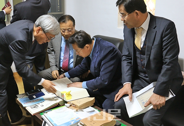 총회역사위원회 위원들이 진안 부귀중앙교회에서 역사사적지 심사를 하는 모습.
