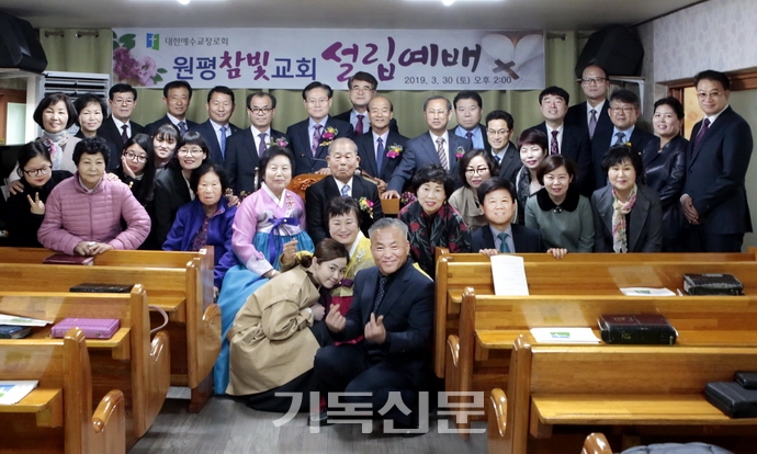 김제 참빛교회 설립예배에 함께 한 교우들과 김제노회원들.