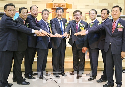 목포노회 봄 정기회에서 새 회기를 시작하는 임원들이 단합을 다짐하는 모습.