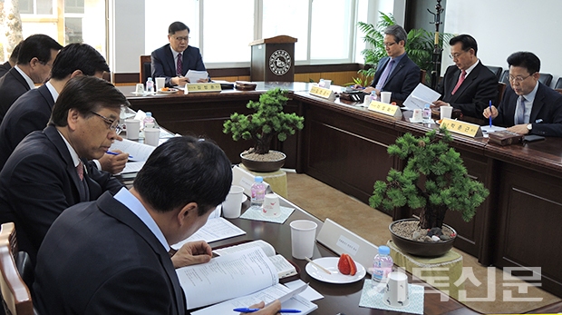 GMS 김정훈 이사장과 임원들이 11일 안건을 논의하고 있다.
