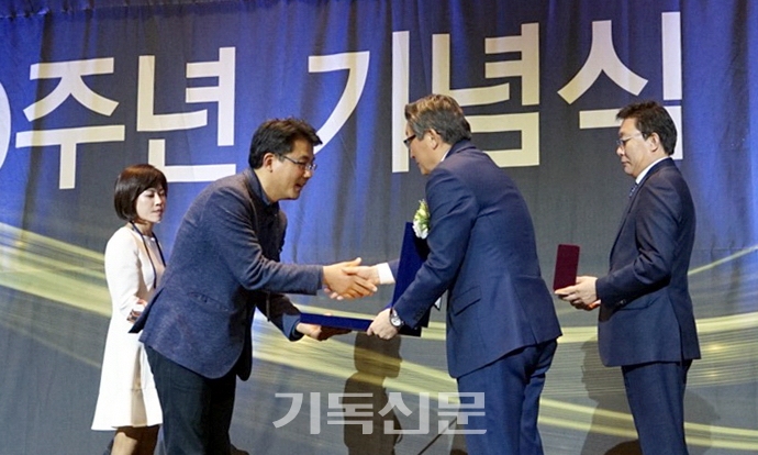 국제의료협력단 김병선 교육훈련원장(사진 왼쪽 두 번째)이 대한병원협회로부터 JW중외봉사상을 수상하고 있다.