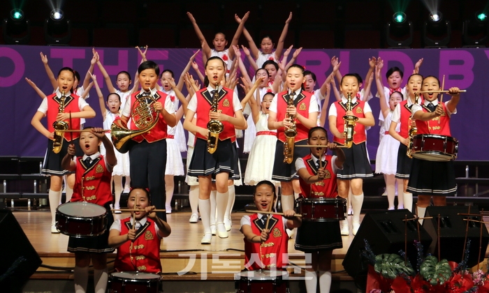 전북극동방송의 정식 개국을 축하하는 음악회가 익산 신광교회에서 진행되고 있다.