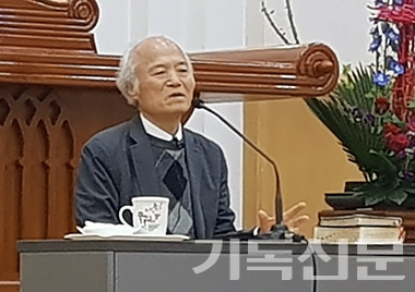 광주중앙장로교회 개혁주의 신앙강좌에서 서철원 박사가 강의하고 있다.