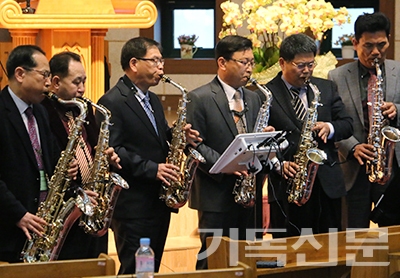 목포제일노회 봄 정기회 기간 열린 선교헌신예배에서 목회자색소폰합주단이 연주하는 모습.