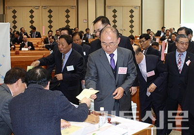 충청노회 정기회에서 노회원들이 총회총대 투표를 하고 있다.