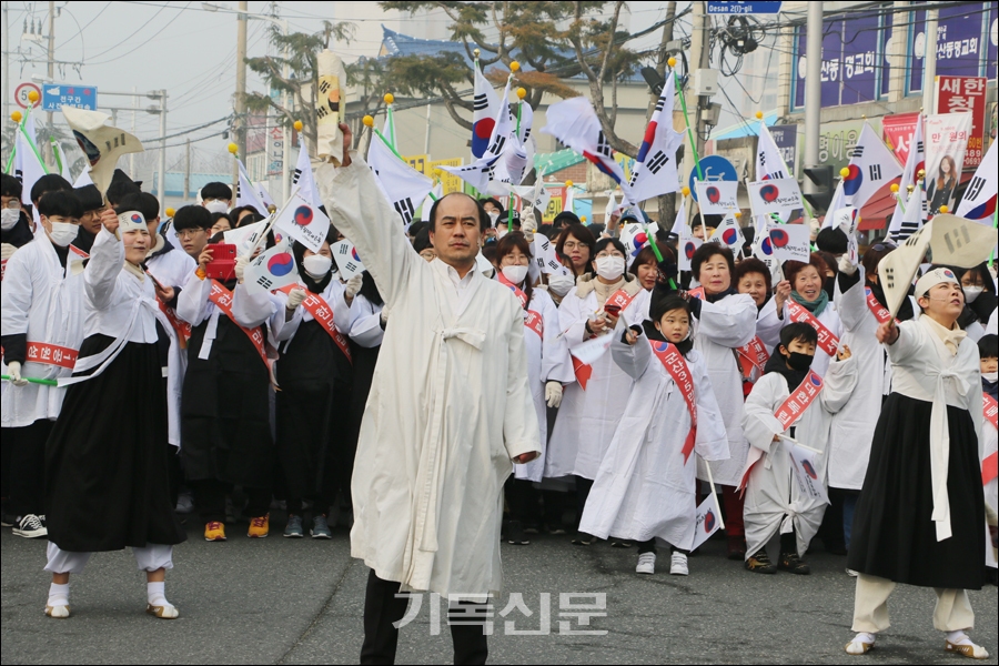 3·1절 100주년을 보내면서 한국교회가 역사의식을 새롭게 하고 겨레의 발전에 기여하는 책임을 감당해주길 염원하는 목소리가 높다. 사진은 올해 삼일절 군산시에서 만세운동 재현행사가 벌어지는 모습.