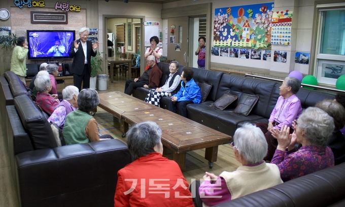 “함께 연주합시다!” 김동문 목사가 북부노인주간보호센터를 찾은 치매 및 중풍 어르신들과 합주를 하는 모습