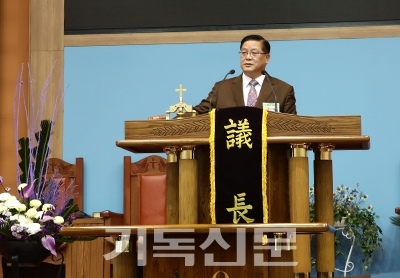 안동노회 정기회에서 노회장 윤종오 목사가 회의를 진행하고 있다.