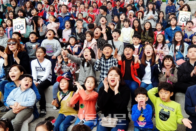한국어린이전도협회 목포지회에서 주최한 어린이대잔치에서 어린이와 부모들이 공연을 관람하며 즐거워하고 있다. 올해 어린이대잔치는 교사들의 헌신으로 539명의 어린이에게 예수를 전해 더욱 의미가 깊었다.