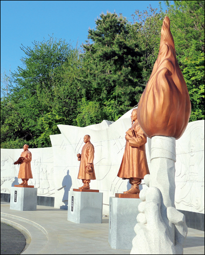 충북 출신 민족대표들을 기리는 청주 3·1공원 광장 맨 오른편에 서있던 정춘수 목사의 동상은 주인공의 친일행적이 알려지며 철거되고, 그 자리를 횃불조각품이 대신하고 있다.