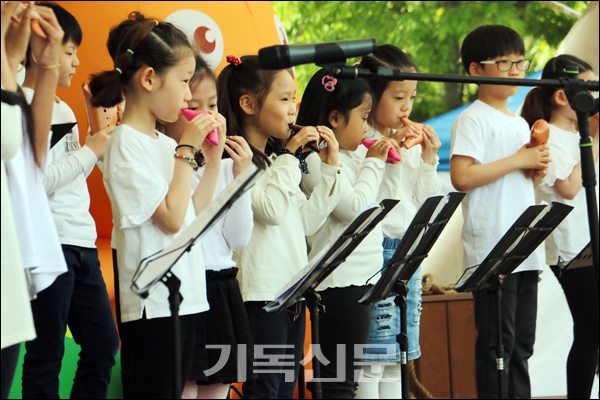 김제사회복지관 주최 어린이날 행사에서 오카리나 연주를 하는 어린이들 모습.