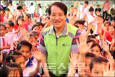 베트남 아동개발사업 현장을 찾은 익산 기쁨의교회 박윤성 목사가 아이들과 함께 하고 있다.