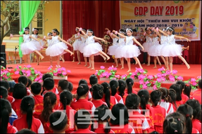 기아대책의 아동개발사업(CDP)은 베트남의 수많은 아이들과 가정 나아가 학교와 지역사회까지 변화시키고 있다. 사진은 푸리초등학교에서 열린 CDP데이 행사 모습.