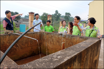 타이응웬의 기대봉사단원들이 푸르엉군 학교들의 급수시설들을 점검하는 중이다.