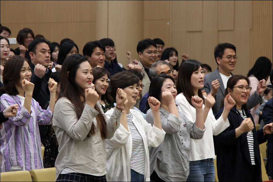 5월 11일 충현교회에서 열린 2019 총회 여름성경학교·수련회 지도자 콘퍼런스에서 교사들이 찬양율동을 익히며 여름사역을 준비하고 있다.