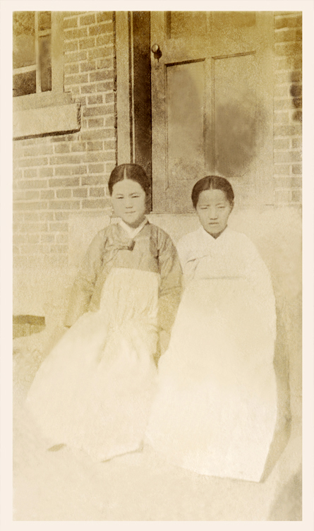1915~1916년 경 촬영한 것으로 추정되는 이화학당 보통과 시절의 유관순(사진 왼쪽).