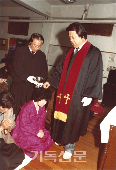 이천석 목사가 성도에게 세례를 베풀고 있다. 1983년 4월 이 목사에게 세례를 받은 정국심 성도는 현재 권사로 봉사하고 있다.