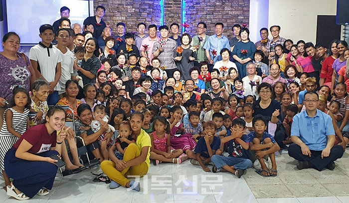 전주 초청교회와 동역하는 농어촌목회자들이 필리핀 선교여행에 동반해 루세나 퀘존초청교회 성도들과 함께 예배하며 교제하는 모습.