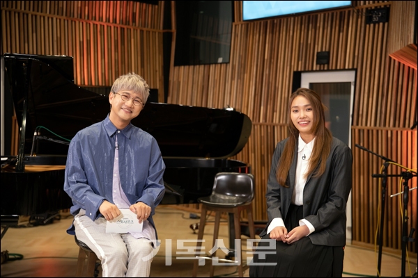 개편 후 첫 방송한 CGNTV &lt;스윗사운즈&gt;에 출연한 가수 이진아 씨.(오른쪽)