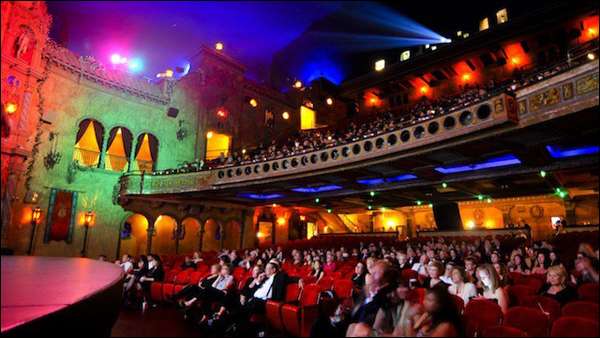 이제 극장은 영화 뿐만 아니라 다양한 문화를 함께 누릴 수 있는 공간이 됐다. 사진은 미국 템파베이 극장에서 예배를 드리고 있는 모습.(사진출처=조 로버츠)