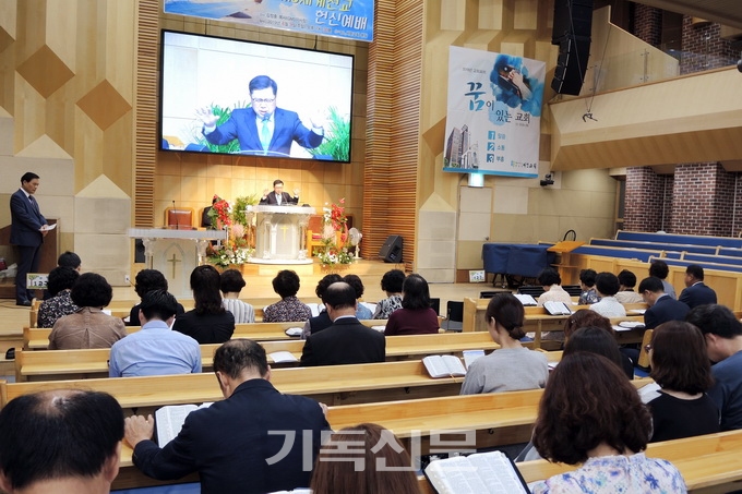 부천 서문교회에서 열린 제1차 GMS 세계선교 헌신예배에서 이사장 김정훈 목사가 성도들과 함께 뜨겁게 기도하고 있다.