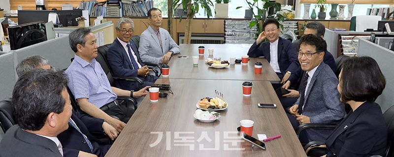 주필 김관선 목사의 주관 아래 논설위원들과 경영진이 신문사 발전방향을 논의하고 있다.