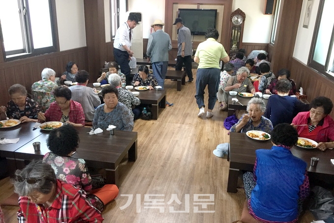 “참 맛있어요!” 은혜의교회 사랑나눔공동체를 찾은 속초시 어르신들이 교제를 나누며 점심식사를 하고 있다.