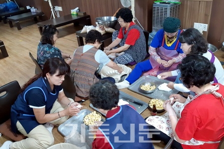 은혜의교회 성도들이 음식재료 손질을 하고 있다.