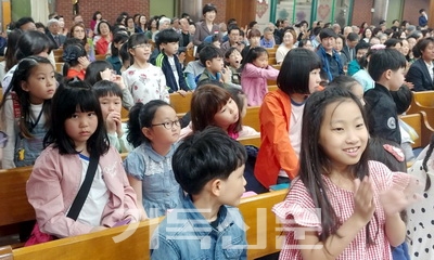 세대통합예배를 드리고 있는 동산교회 모습