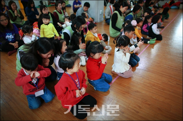 왕성교회 유아부 어린이들이 선생님의 지도 아래 기도를 드리고 있다(사진 아래).