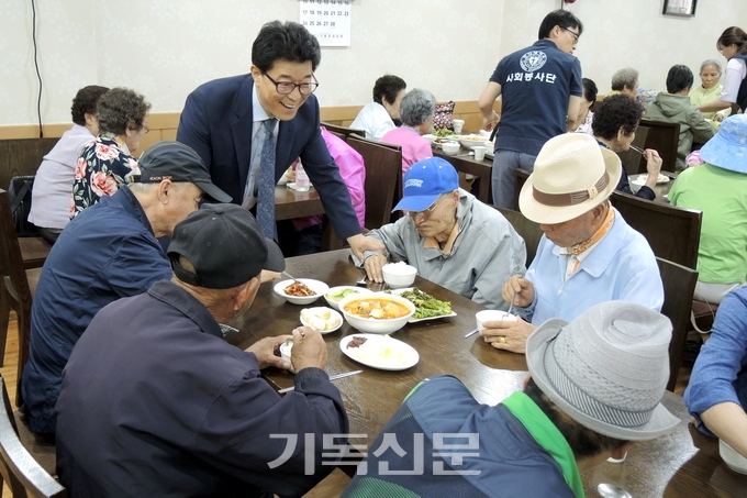 기흥중앙교회는 14년째 신갈 주위에 살고 있는 어르신들을 위해 무료급식을 실시하고 있다.